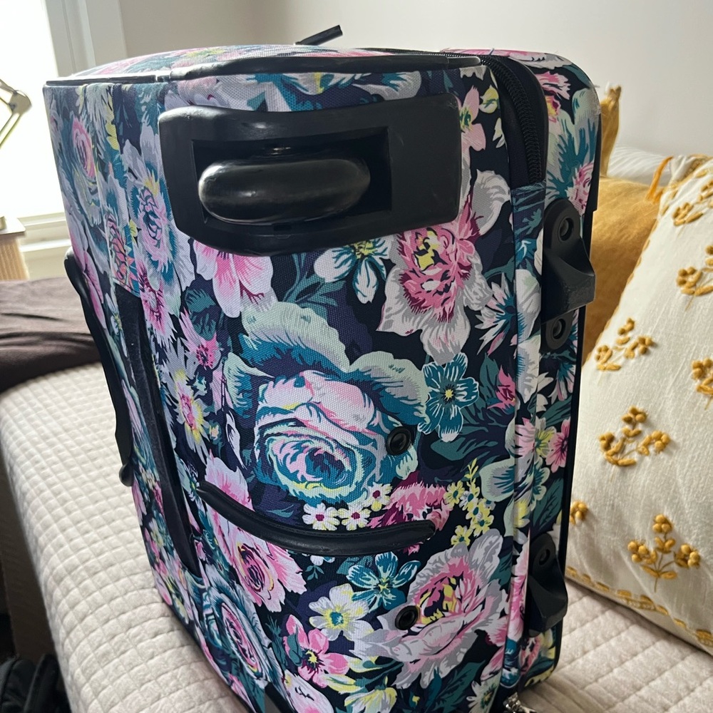 Vera Bradley Rolling Work Bag
Garden Grove Design - Picture 12 of 16